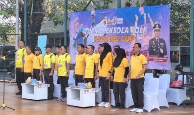 Sambut HUT Bhayangkara ke-80, Kapolres Karawang Resmi Buka Turnamen Bola Voli Antar Jajaran