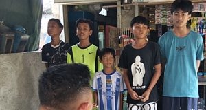 Humanis dan Dekat dengan Anak-anak, Bripka Adi Kriswanto Ajak Bocah Cinangoh Barat Nyanyikan Indonesia Raya