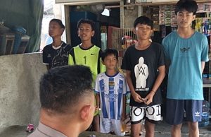 Humanis dan Dekat dengan Anak-anak, Bripka Adi Kriswanto Ajak Bocah Cinangoh Barat Nyanyikan Indonesia Raya
