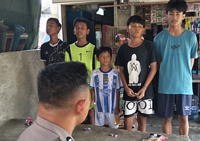 Humanis dan Dekat dengan Anak-anak, Bripka Adi Kriswanto Ajak Bocah Cinangoh Barat Nyanyikan Indonesia Raya