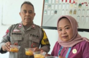 Peduli Generasi Sehat, Aiptu Sunardi Dampingi Persiapan Bantuan Makanan Bergizi bagi Anak Stunting