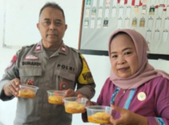 Peduli Generasi Sehat, Aiptu Sunardi Dampingi Persiapan Bantuan Makanan Bergizi bagi Anak Stunting