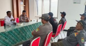 Perkuat Keamanan Lingkungan, Aiptu Ujang Solihin Bekali Linmas Karangpawitan dengan Penyuluhan Kamtibmas