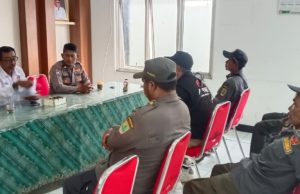 Perkuat Keamanan Lingkungan, Aiptu Ujang Solihin Bekali Linmas Karangpawitan dengan Penyuluhan Kamtibmas
