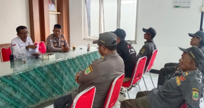 Perkuat Keamanan Lingkungan, Aiptu Ujang Solihin Bekali Linmas Karangpawitan dengan Penyuluhan Kamtibmas