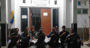 Malam Minggu Siaga, Bhabinkamtibmas dan Linmas Adiarsa Barat Patroli Antisipasi Tawuran serta Geng Motor