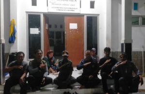 Malam Minggu Siaga, Bhabinkamtibmas dan Linmas Adiarsa Barat Patroli Antisipasi Tawuran serta Geng Motor