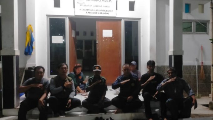 Malam Minggu Siaga, Bhabinkamtibmas dan Linmas Adiarsa Barat Patroli Antisipasi Tawuran serta Geng Motor