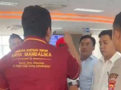 Massa Geruduk BTN Karawang, Adu Mulut dengan Pejabat Bank Nyaris Berujung Bentrok LBH Arya Mandalika Kepung BTN Karawang. (AlexaPodcast.ID)