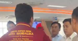 Massa Geruduk BTN Karawang, Adu Mulut dengan Pejabat Bank Nyaris Berujung Bentrok LBH Arya Mandalika Kepung BTN Karawang. (AlexaPodcast.ID)