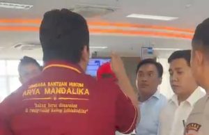 Massa Geruduk BTN Karawang, Adu Mulut dengan Pejabat Bank Nyaris Berujung Bentrok LBH Arya Mandalika Kepung BTN Karawang. (AlexaPodcast.ID)