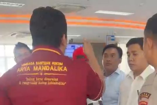 Massa Geruduk BTN Karawang, Adu Mulut dengan Pejabat Bank Nyaris Berujung Bentrok LBH Arya Mandalika Kepung BTN Karawang. (AlexaPodcast.ID)