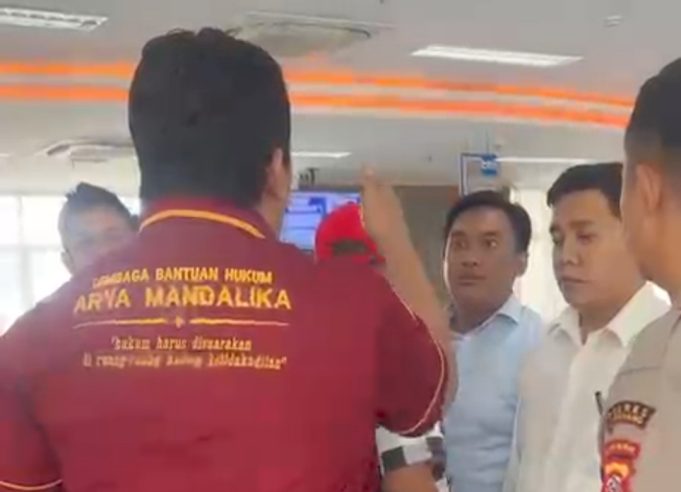 Massa Geruduk BTN Karawang, Adu Mulut dengan Pejabat Bank Nyaris Berujung Bentrok LBH Arya Mandalika Kepung BTN Karawang. (AlexaPodcast.ID)