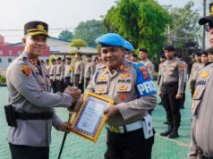 Kapolres Karawang Beri Penghargaan untuk Personel Berprestasi dan Tiga Driver Gojek