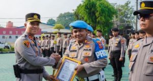 Kapolres Karawang Beri Penghargaan untuk Personel Berprestasi dan Tiga Driver Gojek