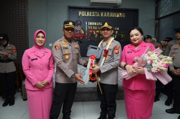 Tongkat Komando Berpindah! AKBP Fiki Lepas Tugas, Kombes Mario Resmi Pimpin Polresta Karawang