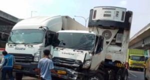 Truk Trailer Oleng Sebabkan Kecelakaan Beruntun di Tol Jakarta-Cikampek KM 46 Karawang, Satu Truk Kabur
