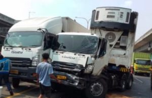 Truk Trailer Oleng Sebabkan Kecelakaan Beruntun di Tol Jakarta-Cikampek KM 46 Karawang, Satu Truk Kabur