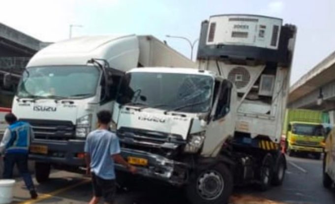 Truk Trailer Oleng Sebabkan Kecelakaan Beruntun di Tol Jakarta-Cikampek KM 46 Karawang, Satu Truk Kabur