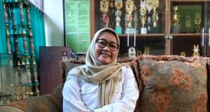Back to School! SMPN 2 Karawang Timur Sambut Siswa Baru dengan MPLS Seru, Ada Demo 11 Ekskul dan Segudang Prestasi Kepala SMPN 2 Karawang Timur, Devi Sri Nurani, S.Pd., M.Pd. (AlexaPodcast.ID)
