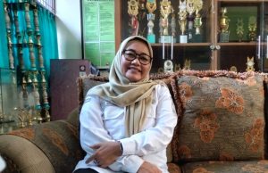Back to School! SMPN 2 Karawang Timur Sambut Siswa Baru dengan MPLS Seru, Ada Demo 11 Ekskul dan Segudang Prestasi Kepala SMPN 2 Karawang Timur, Devi Sri Nurani, S.Pd., M.Pd. (AlexaPodcast.ID)