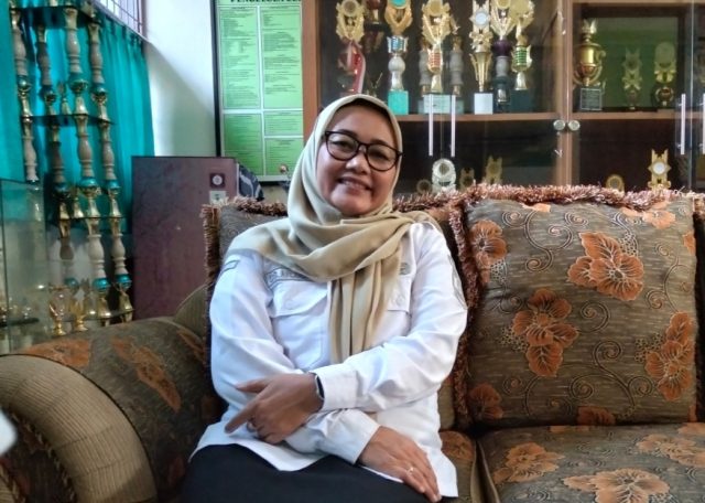 Kepala SMPN 2 Karawang Timur, Devi Sri Nurani, S.Pd., M.Pd. (AlexaPodcast.ID)