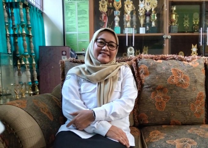 Back to School! SMPN 2 Karawang Timur Sambut Siswa Baru dengan MPLS Seru, Ada Demo 11 Ekskul dan Segudang Prestasi Kepala SMPN 2 Karawang Timur, Devi Sri Nurani, S.Pd., M.Pd. (AlexaPodcast.ID)