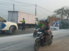 Truk Trailer Terguling di Karawang Barat, Diduga Dipicu Jalan Bergelombang