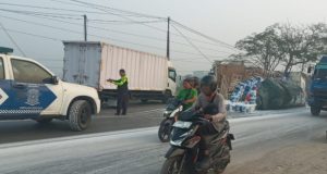 Truk Trailer Terguling di Karawang Barat, Diduga Dipicu Jalan Bergelombang