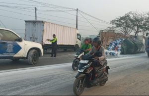 Truk Trailer Terguling di Karawang Barat, Diduga Dipicu Jalan Bergelombang