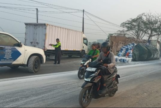 Truk Trailer Terguling di Karawang Barat, Diduga Dipicu Jalan Bergelombang