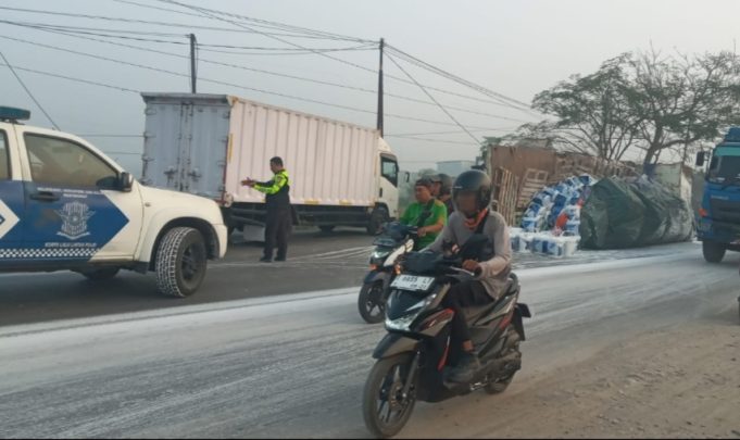 Truk Trailer Terguling di Karawang Barat, Diduga Dipicu Jalan Bergelombang