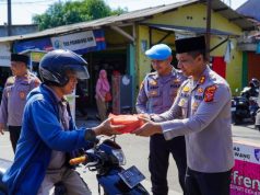 Usai Salat Jumat, Kapolres Karawang Bersama PJU Bagikan Nasi Kotak kepada Jamaah dan Pengendara