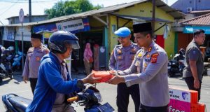 Usai Salat Jumat, Kapolres Karawang Bersama PJU Bagikan Nasi Kotak kepada Jamaah dan Pengendara