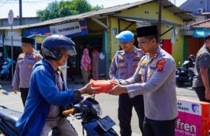 Usai Salat Jumat, Kapolres Karawang Bersama PJU Bagikan Nasi Kotak kepada Jamaah dan Pengendara
