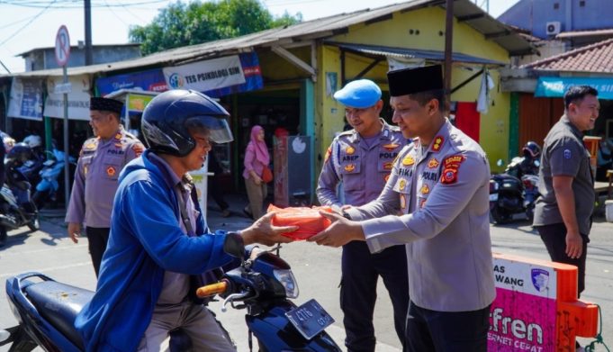 Usai Salat Jumat, Kapolres Karawang Bersama PJU Bagikan Nasi Kotak kepada Jamaah dan Pengendara