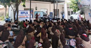MPLS Bukan Cuma Kenalan Sekolah! Siswa Baru di Cikarang Dibekali Cara Tolak Narkoba dari Dalam Diri Battra SN dan Indigenous Kesadaran Nusantara Edukasi Siswa Baru Cikarang. (AlexaPidcast.ID)