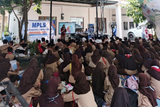 MPLS Bukan Cuma Kenalan Sekolah! Siswa Baru di Cikarang Dibekali Cara Tolak Narkoba dari Dalam Diri Battra SN dan Indigenous Kesadaran Nusantara Edukasi Siswa Baru Cikarang. (AlexaPidcast.ID)
