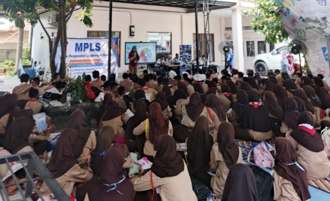 MPLS Bukan Cuma Kenalan Sekolah! Siswa Baru di Cikarang Dibekali Cara Tolak Narkoba dari Dalam Diri Battra SN dan Indigenous Kesadaran Nusantara Edukasi Siswa Baru Cikarang. (AlexaPidcast.ID)