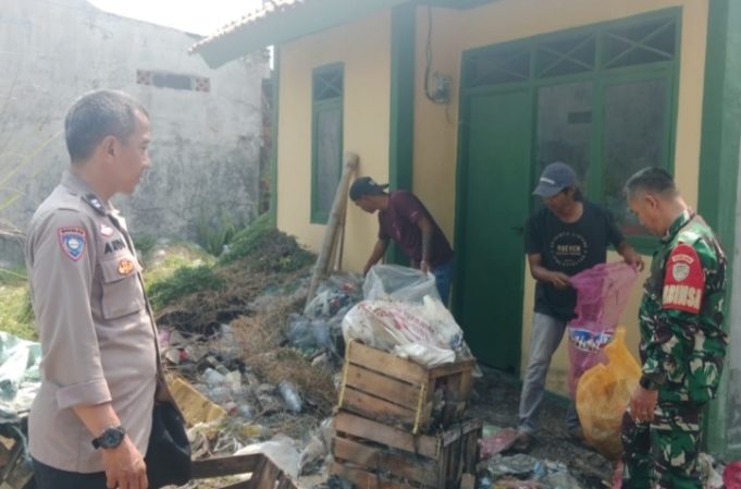 Tiga Bulan Bikin Resah, Tumpukan Sampah di Desa Margasari Akhirnya Dibersihkan Lewat Mediasi TNI-Polri