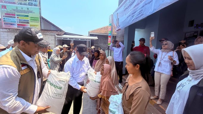 BULOG dan Bapanas Salurkan 181 Ribu Ton Beras Bantuan Pangan ke 6 Juta Warga Jawa Barat