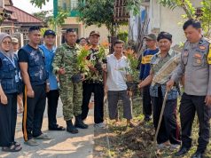 Go Green! Mahasiswa UBP Karawang Hijaukan Wanajaya Lewat Aksi Tanam Pohon