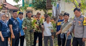 Go Green! Mahasiswa UBP Karawang Hijaukan Wanajaya Lewat Aksi Tanam Pohon