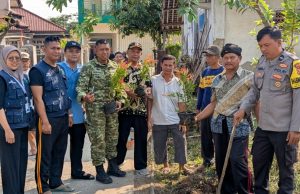 Go Green! Mahasiswa UBP Karawang Hijaukan Wanajaya Lewat Aksi Tanam Pohon