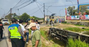 ‘Lapor Pak Kapolresta’ Kembali Terbukti Ampuh, Truk Box Kecelakaan Langsung Dievakuasi Petugas