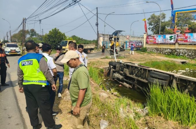 ‘Lapor Pak Kapolresta’ Kembali Terbukti Ampuh, Truk Box Kecelakaan Langsung Dievakuasi Petugas