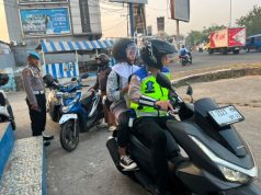 Aksi Humanis Satlantas Polresta Karawang, Bantu Ibu yang Motornya Mogok hingga Antar Anak ke Sekolah