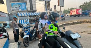 Aksi Humanis Satlantas Polresta Karawang, Bantu Ibu yang Motornya Mogok hingga Antar Anak ke Sekolah