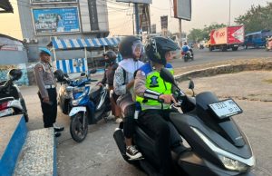 Aksi Humanis Satlantas Polresta Karawang, Bantu Ibu yang Motornya Mogok hingga Antar Anak ke Sekolah