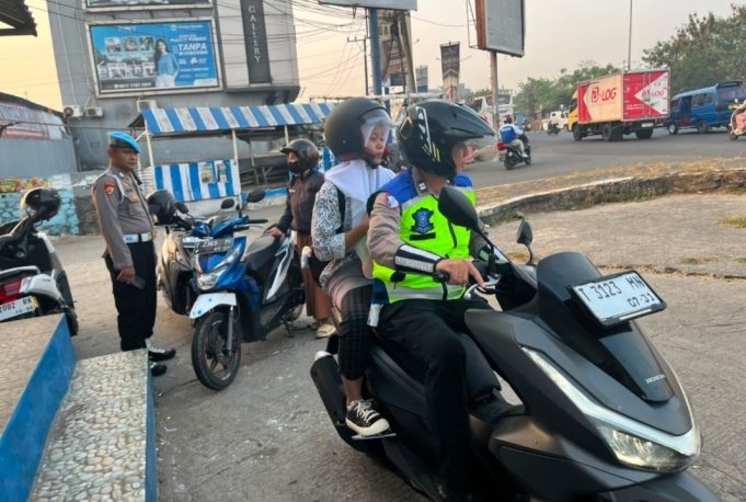 Aksi Humanis Satlantas Polresta Karawang, Bantu Ibu yang Motornya Mogok hingga Antar Anak ke Sekolah